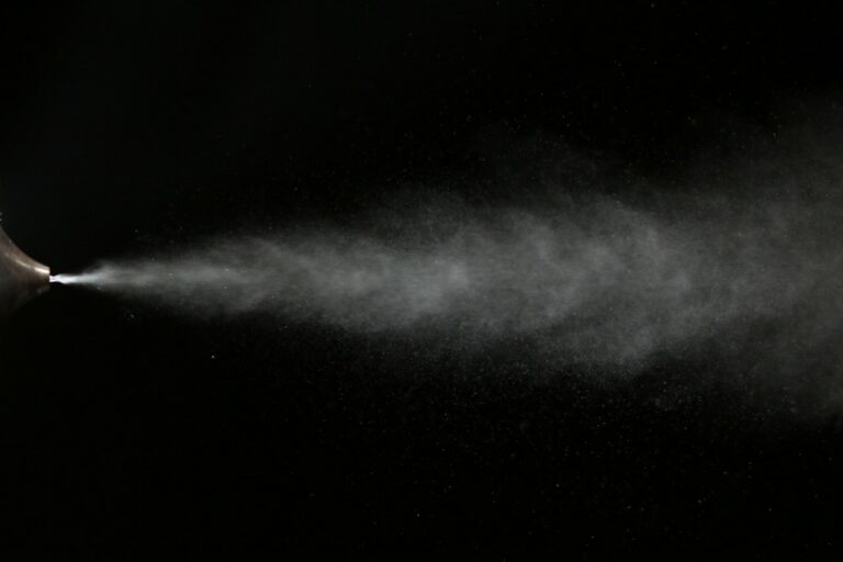 Airblast atomizer forming a liquid spray